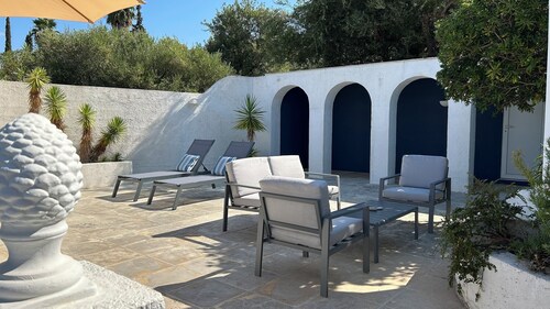 Sea view vacation home in secluded location