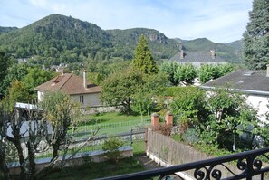Property grounds - Pleasant house close to shops and playground with municipal swimming pool (Vic-sur-Cère)