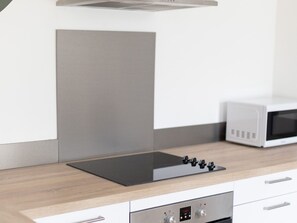 Jääkaappi, mikroaaltouuni, uuni, astianpesukone