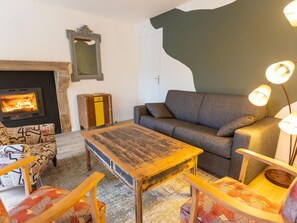 TV, fireplace - Charming Riverside Cottage for 6, Renovated, Near Puy du Fou (Mortagne-sur-Sèvre)