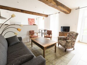TV, fireplace - Charming Riverside Cottage for 6, Renovated, Near Puy du Fou (Mortagne-sur-Sèvre)