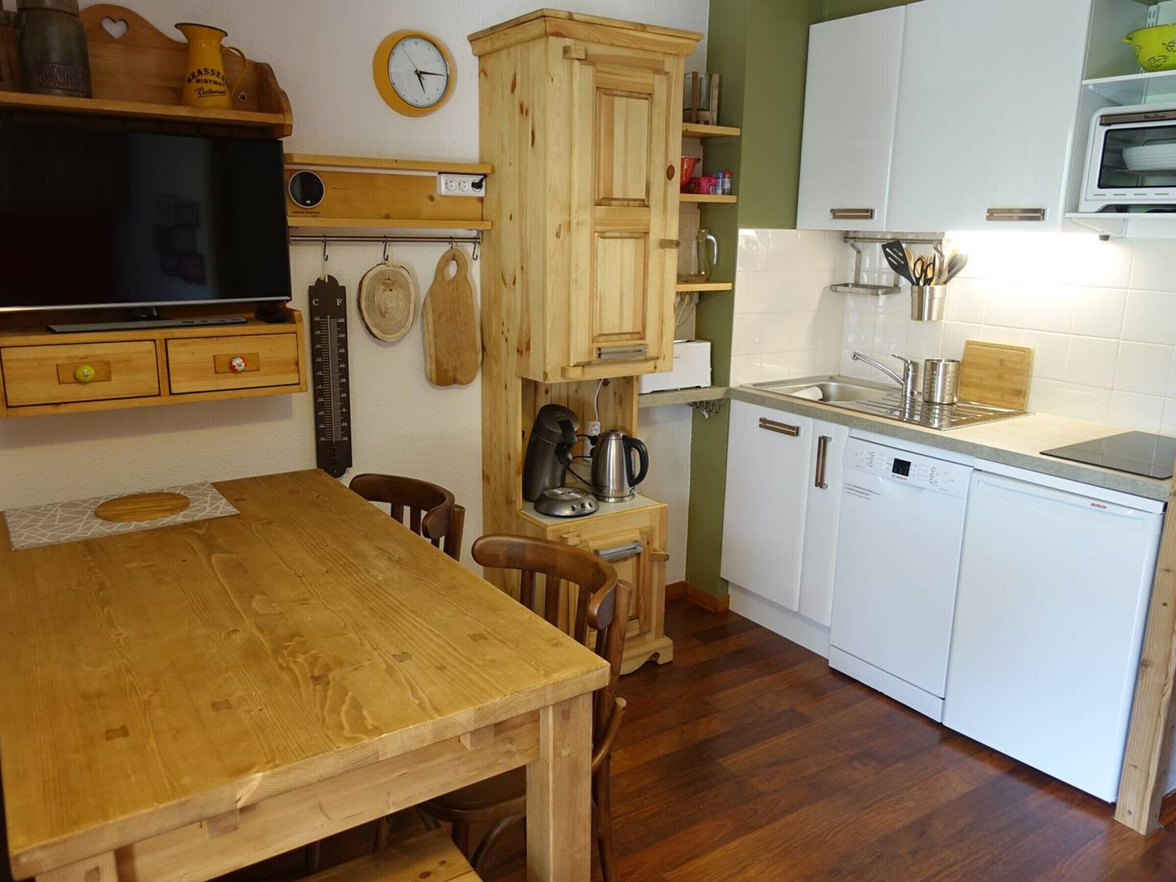 Forn, placa de cuina, rentaplats i cafetera i tetera 