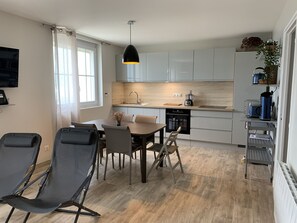 Een koelkast, een microgolfoven, een oven, een kookplaat
