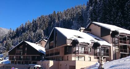 Bright 40m² Duplex, South-Facing, Sleeps 4, Near Shops, Loggia, Family-Friendly