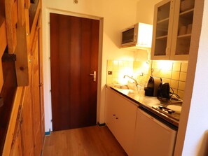 Fridge, oven, coffee/tea maker, toaster