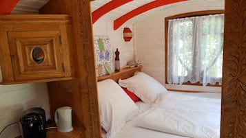 1 bedroom, bed sheets