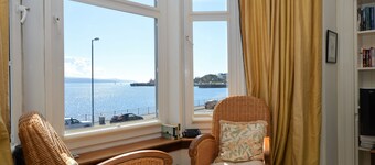 Kimberley Apartment, shore front location, enclosed garden, pet friendly