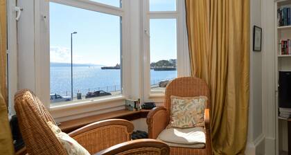 Kimberley Apartment, shore front location, enclosed garden, pet friendly