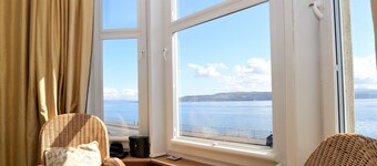 Kimberley Apartment, shore front location, enclosed garden, pet friendly