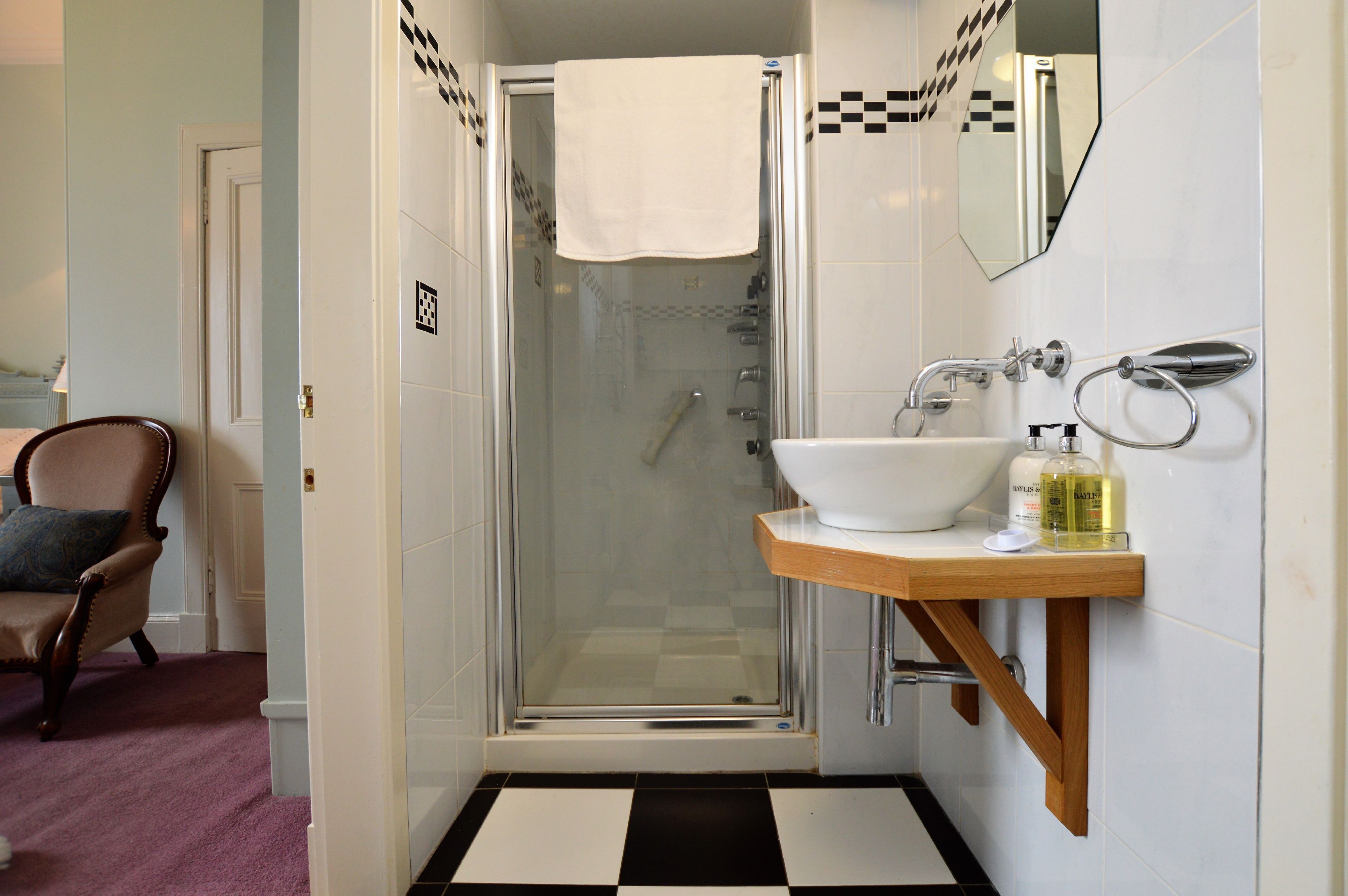 Combined shower/tub, hair dryer, bidet, towels