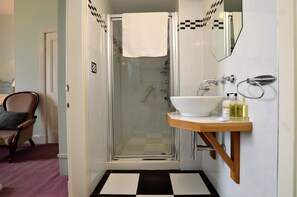 Ensemble baignoire-douche, séchoir à cheveux, bidet, serviettes fournies