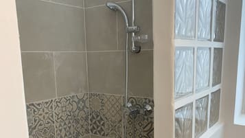 Douche, sèche-cheveux, serviettes fournies, shampoing