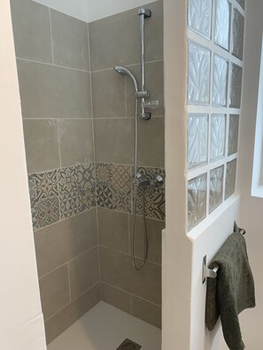 Dusche, Haartrockner, Handtücher, Shampoo