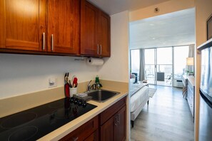 Refrigerador, microondas, placa de cocina, cafetera/tetera