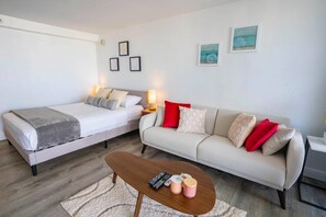 1 bedroom, desk, iron/ironing board, WiFi - Island Colony (IC14) (Honolulu)