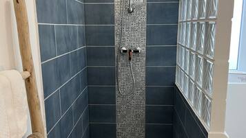 Douche, sèche-cheveux, serviettes fournies, shampoing