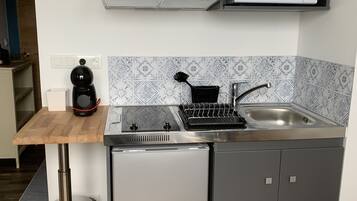 Réfrigérateur, micro-ondes, plaque de cuisson, cafetiÚre/bouilloire