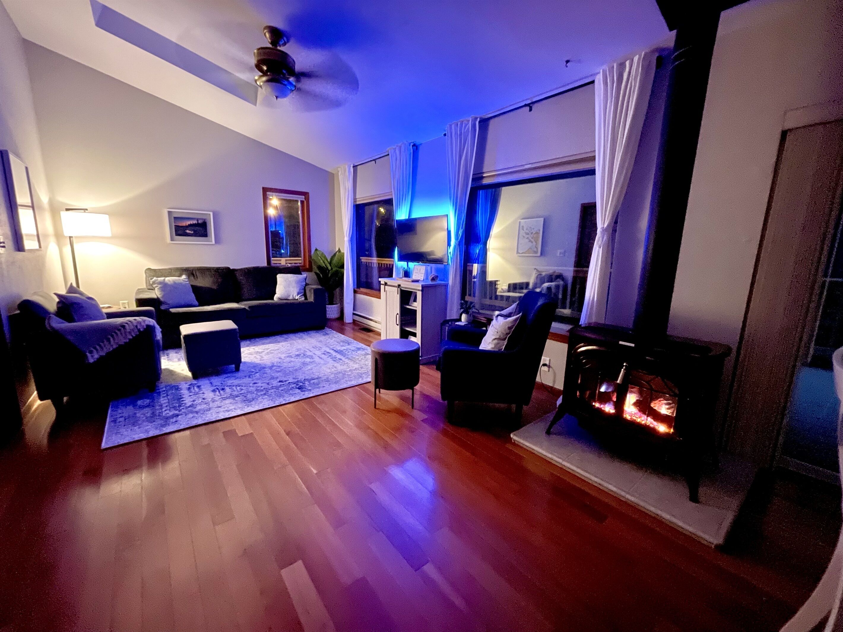 Una Smart TV, una chimenea