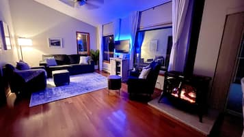 Una Smart TV, una chimenea