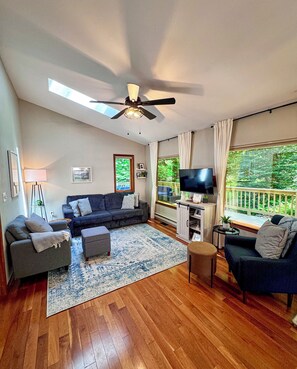 Smart TV, fireplace - Bayfield Fruit Loop Retreat - Main Cottage (Bayfield)
