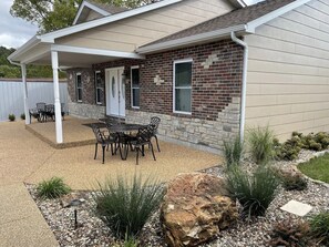 Outdoor dining - A Stunning Home, newly constructed & furnished  (Hermann)