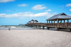 Beach nearby, sun-loungers, beach towels