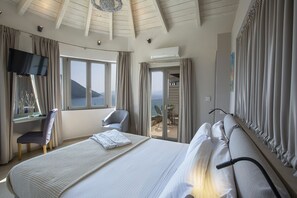 2 chambres, coffres-forts dans les chambres, fer et planche à repasser