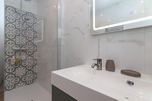 Shower, hair dryer, towels - Casa Angelica -  Near beach, rooftop terrace & stunning views (Carvoeiro)