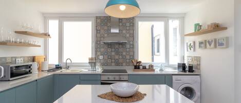 Réfrigérateur, micro-ondes, four, lave-vaisselle