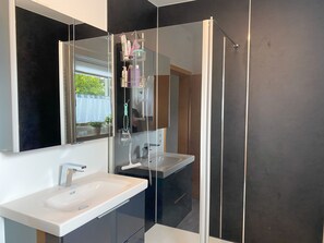 Douche, sèche-cheveux, serviettes fournies, savon