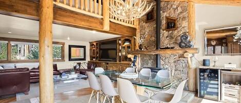 Fernseher, Kamin, Stereoanlage, Arbeitsbereiche