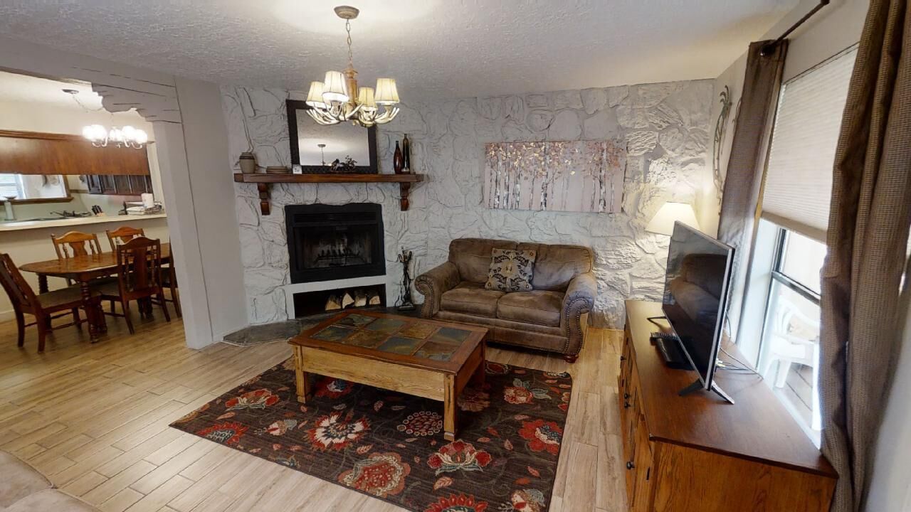 Valley Condo 121 - WiFi - Wood-Burning Fireplace - Washer/Dryer - Hot Tub - Play