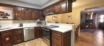 Valley Condo 121 - WiFi - Wood-Burning Fireplace - Washer/Dryer - Hot Tub - Play