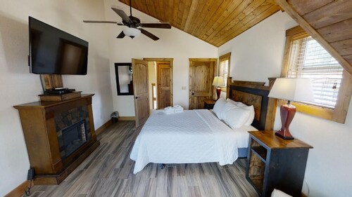 Lost in Paradise - In Town - New Property - Pet Friendly - River Access