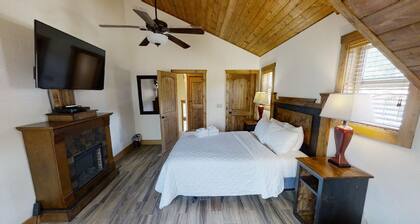 Lost in Paradise - In Town - New Property - Pet Friendly - River Access