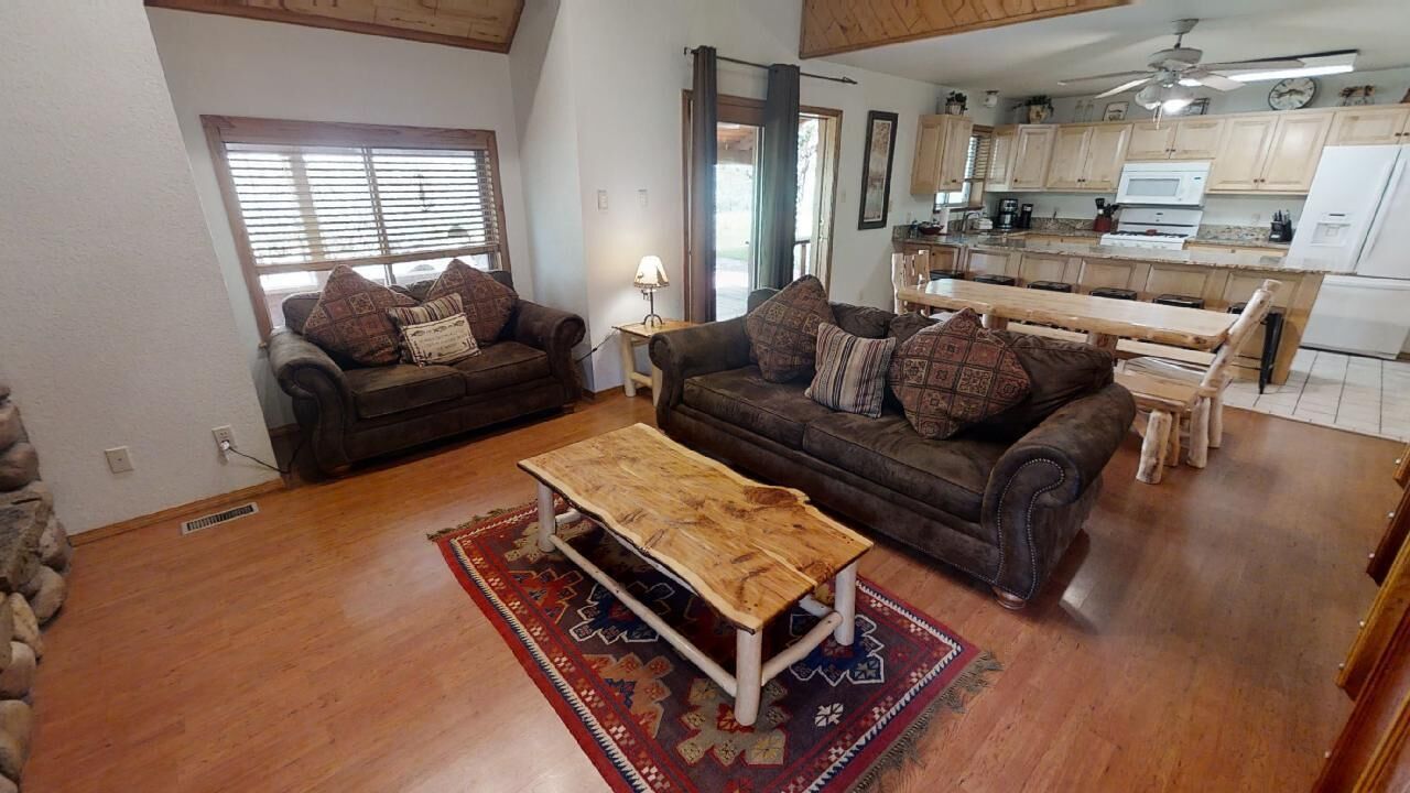 River Charm Lodge - In Town - New Property - Pet Friendly