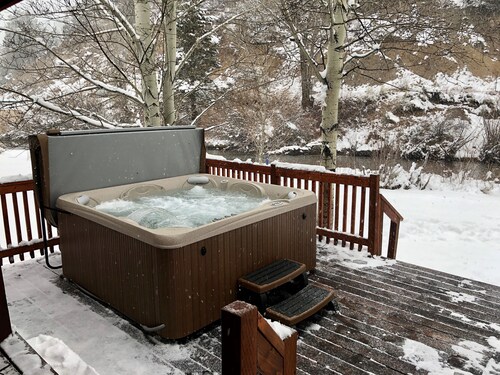 Riverside Cabin - In Town - New Property - Pet Friendly