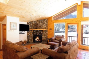 Fernseher, Kamin, DVD-Player