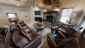Flat-screen TV, fireplace, DVD player - Antlers Riverside Lodge - Upper Valley - New Property - Pet Friendly - Jacuzzi - (Red River)