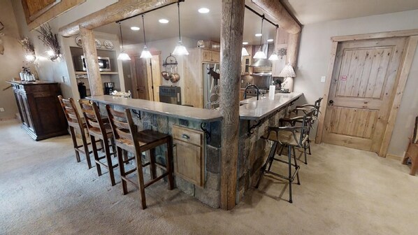 Fridge, microwave, oven, stovetop - Antlers Riverside Lodge - Upper Valley - New Property - Pet Friendly - Jacuzzi - (Red River)