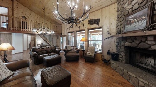 Big Elk Horn Lodge - Upper Valley -  Pet Friendly - On the River - Fireplace - G