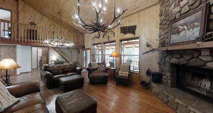 Big Elk Horn Lodge - Upper Valley - Pet Friendly - On the River - Fireplace - G