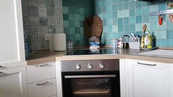 Een koelkast, een oven, een kookplaat, een koffiezetapparaat/waterkoker