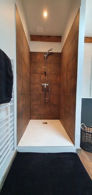 Dusche, Haartrockner, Handtücher, Shampoo