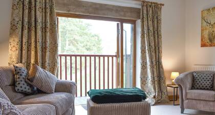 A lovely home from home in a superb location for exploring the town.