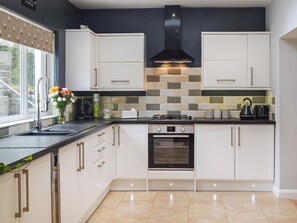 Opvaskemaskine, højstol, køkkentøj/tallerkener/redskaber