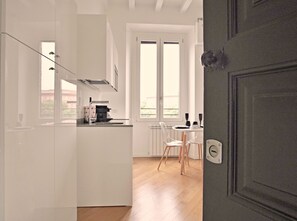 Coffee/tea maker, microwave, dishwasher, cookware/dishes/utensils - P&D Apartments Navigli Darsena (Milano)