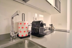 Coffee/tea maker, microwave, dishwasher, cookware/dishes/utensils - P&D Apartments Navigli Darsena (Milano)