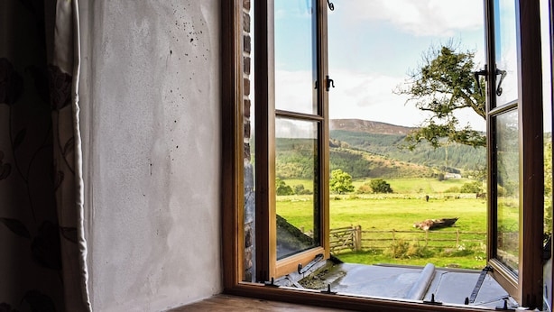 An open window with a view of a green landscape and hills. - 4 bedroom accommodation in Penmachno (Penmachno)