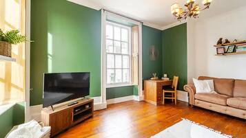 Appartement | Woonruimte | Een 30-inch televisie met digitale zenders